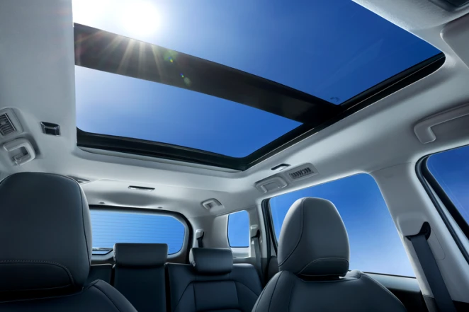 Fitur Panoramic Sunroof