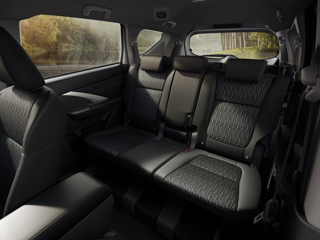 Fitur Head Rest Tengah di Baris Kedua